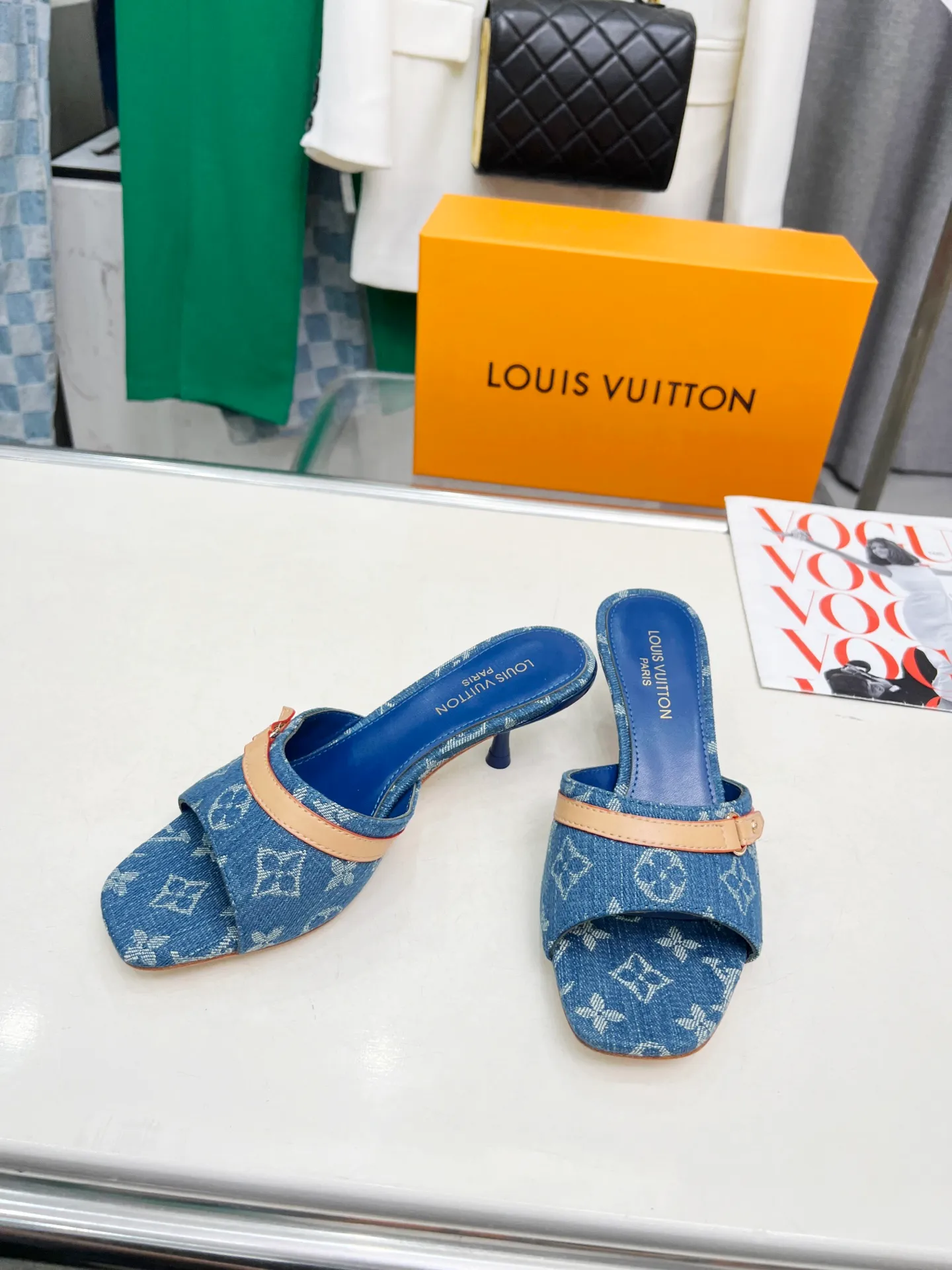 Factory direct sales👟👟Ex-factory price 440👟👟 LV new denim denim kitten heel slippers 2025 summer must-have for goddesses, original replica, super comfortable on the feet. Show off the queen's temperament, the heel height is 5.5CM, which shows your temperament without being tiring. Standard code: 35-42 (41 and 42 codes are customized, non-returnable and non-exchangeable)